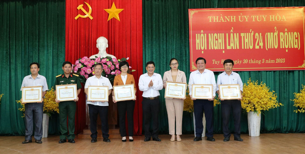 Đồng chí Huỳnh Lữ Tân trao giấy khen cho các TCCSĐ hoàn thành xuất sắc nhiệm vụ năm 2022. ảnh: KHÁNH HÀ